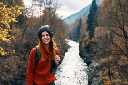 Веселая женщина-туристка, свобода, горы, путешествие, река