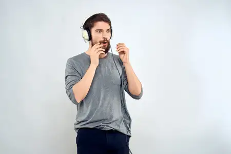 Мужчина в наушниках слушает музыку