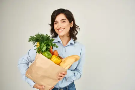 Женщина с бумажным пакетом продуктов в супермаркете, стиль жизни