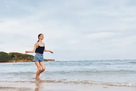 Женщина улыбается, волосы, девушка, прогулка, природа, веселье, отпуск, песок, бег, длинные волосы, активность, закат, пляж, путешествие, молодая, бикини, образ жизни, лето, море, загар