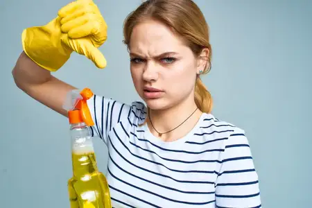 Уборщица с моющим средством выполняет работу по дому, образ жизни, услуги