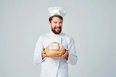 Пекарь на кухне, работа с хлебобулочными изделиями на изолированном фоне