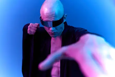 Яркое изображение смелого мужчины в футуристических солнцезащитных очках, излучающего уверенность и силу