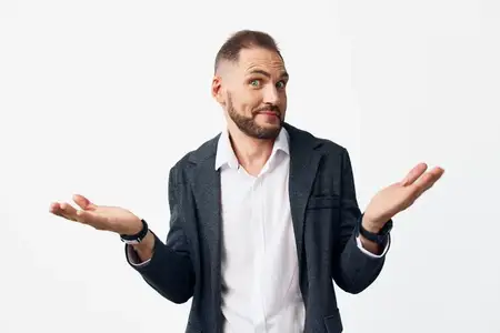 Профессиональный мужчина в элегантной одежде выражает неуверенность и юмор через пожимание плечами, на фоне минималистичного изолированного цветного фона для современных корпоративных визуалов