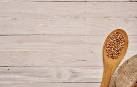 Приготовление еды, деревянный стол, продукты, крупы