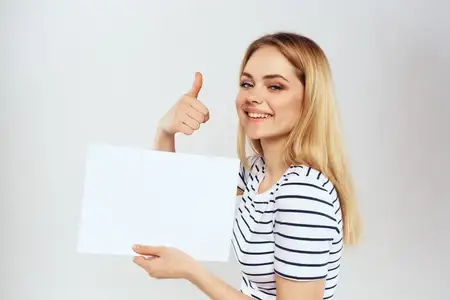 Женщина держит в руках лист бумаги