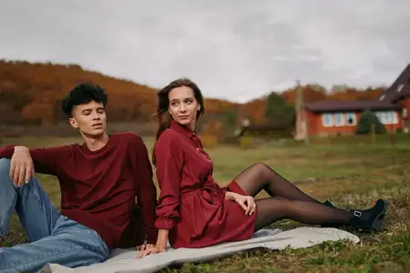Теплые осенние тона и мягкий пасмурный свет создают безмятежное, созерцательное настроение, пока пара разделяет тихий, аутентичный и достоверный момент близости и расслабленного товарищества на…