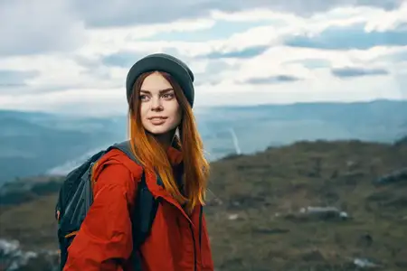 Женщина на фоне горного пейзажа, путешествие, приключения, рюкзак, туризм, модель