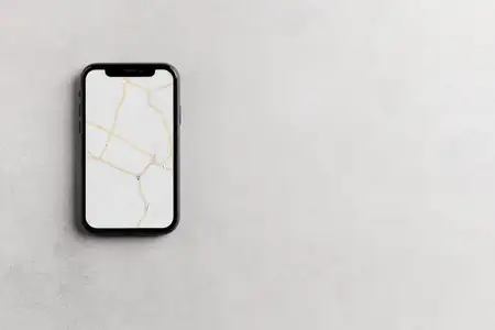 Стильный смартфон на мраморном фоне, отражающий современную и минималистичную тематику, идеально подходит для любителей технологий, ищущих элегантность в дизайне и образе жизни