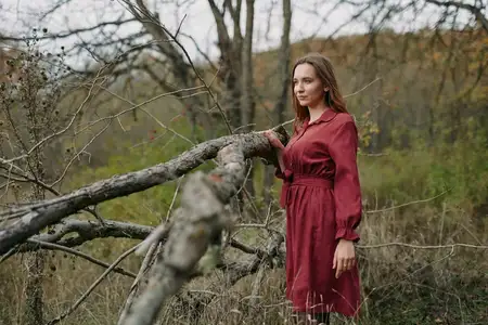 Мягкий пасмурный свет, приглушенные осенние тона и тихое уединение создают созерцательное, искреннее настроение, подчеркивая естественные текстуры и органическую атмосферу для документального…
