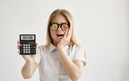 Весёлая женщина в очках в форме криптовалюты Bitcoin, калькулятор, финансы, деньги