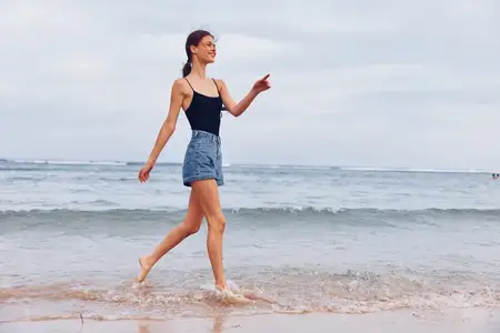 Женщина в отпуске, сексуальная, гуляет и улыбается