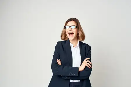 Жизнерадостная деловая женщина, работа менеджера в студии