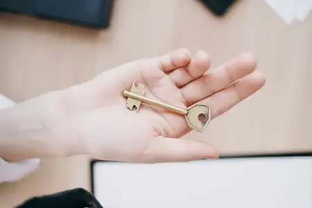 Домовой ключ в руке для продажи, риелтор