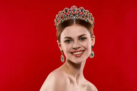 Красивая женщина с роскошными обнажёнными плечами, косметика, мода, веселье, студийная модель