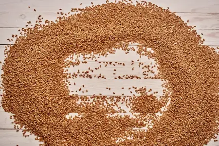 Деревянный стол с кухонными продуктами на деревянном фоне