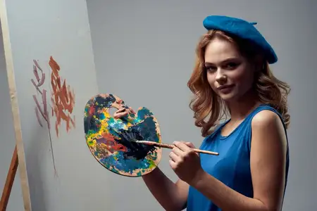 Женщина-художница в синем берете, с палитрой и мольбертом, рисует, искусство, творческое хобби, серый фон