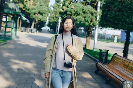 Повседневная модная сцена: женщина прогуливается в парке