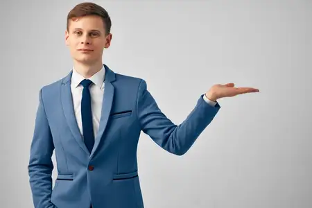 Привлекательный бизнесмен в костюме жестикулирует руками, демонстрируя профессионализм