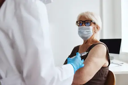 Пациент и врач, шприц, инъекция, вакцина, паспорт, иммунитет, защита