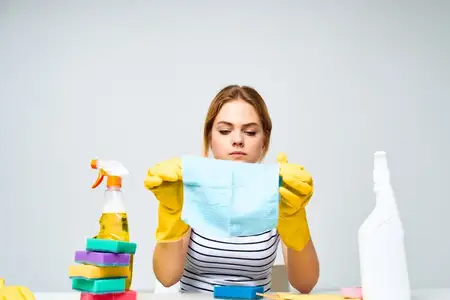 Уборщица с чистящими средствами предоставляет услуги
