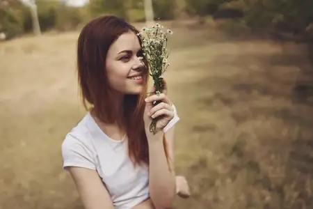 Весёлая женщина гуляет по полю