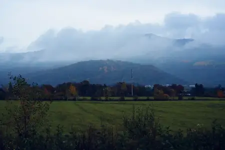 Горы, зеленая трава, горы в тумане, путешествие, природа