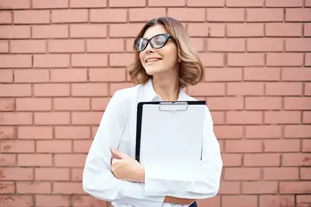 Деловая женщина документирует офисную работу на фоне профессиональной кирпичной стены