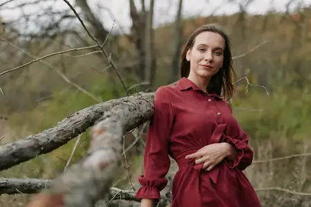 Легкий ветерок и землистые тона создают искреннюю сцену, которая прославляет реальные моменты, честность и надежное повествование в уличной фотографии