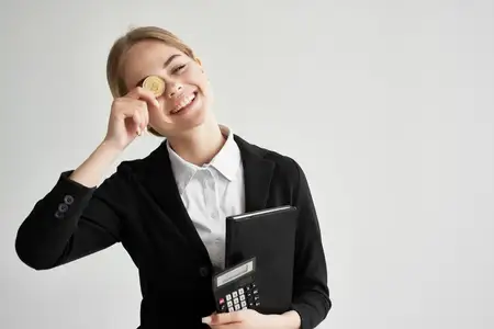 Женщина на фоне криптовалютных технологий, финансов и экономики