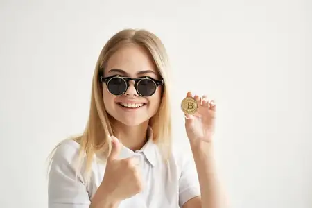 Весёлая женщина в белой рубашке с папкой в руках на фоне технологий