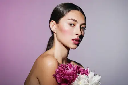 Крупный план лица женщины с макияжем и румянцем