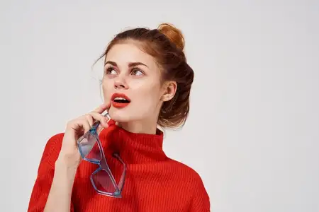 Привлекательная женщина с красными губами, привлекательный взгляд, светлый фон