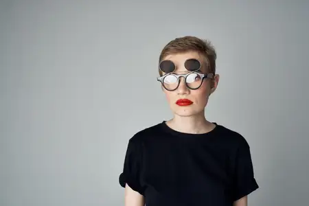 Привлекательная женщина с косметикой, привлекательный взгляд, позирует в современном стиле, кадрированный вид