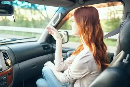 Женщина-попутчица в салоне автомобиля на переднем сиденье
