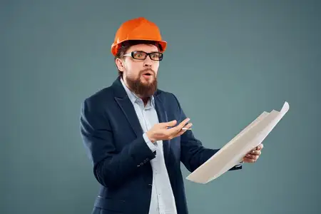 Эмоциональный мужчина работает в строительной отрасли, одет в защитную униформу