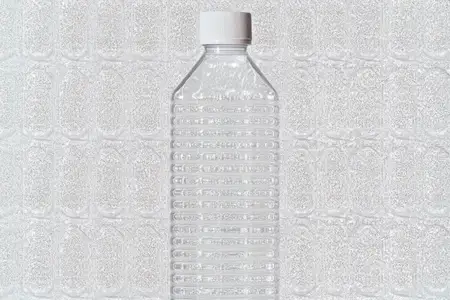 Прозрачная пластиковая бутылка для воды на белом текстурированном фоне, пропагандирующая гидратацию и здоровый образ жизни