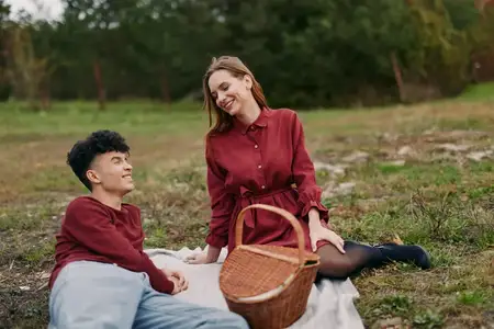 Сцена излучает расслабленное повествование, близость и подлинность, поскольку природа окружает их лёгким ветерком и тихой атмосферой, приглашая зрителей представить повседневную заботу и правдивую…