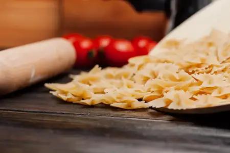 Паста, итальянская кухня, обед, приготовление еды на деревянном столе