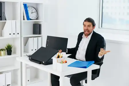 Менеджер работает в офисе с синей папкой с документами, он начальник