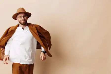 Модный, счастливый, мужчина, на фоне, европеец, улыбка, стиль, парень, фон, жизнерадостный, повседневный, человек, портрет, мужчина, взрослый, образ жизни, пространство, симпатичный, молодой, стильный