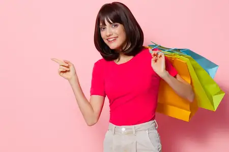 Молодая женщина с разноцветными пакетами для покупок на изолированном фоне