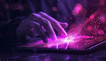 Крупный план: рука использует планшет, проецируя красочные голограммы