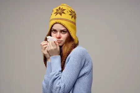 Больная женщина, проблемы со здоровьем, температура, светлый фон