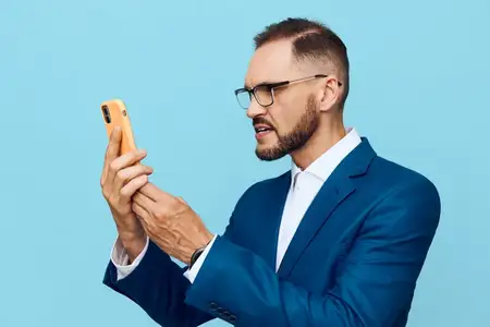 Эмоция передается через самообладание и решительность, когда профессионал взаимодействует с устройством