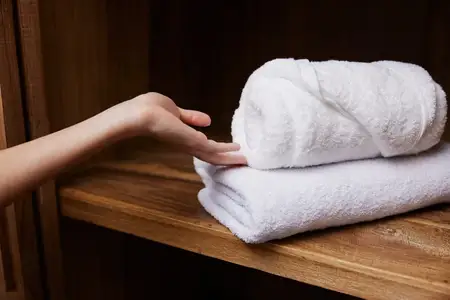Хлопок, женщина, ванна, стирка, белый фон, спальня, дом, полотенце, спа, комната, релаксация, крупный план, женщина, сервис, мягкий, отель, уход, сложенный, чистый, ванная, стопка, гигиена