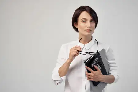 Женщина в белой рубашке на светлом фоне