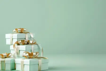 Белые подарочные коробки с золотыми лентами на зеленом фоне для праздничных торжеств и праздников