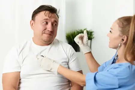 Женщина-врач проводит медицинский осмотр в больнице