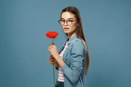 Красивая брюнетка с красным цветком, позирует, гламур, романтика, любовь